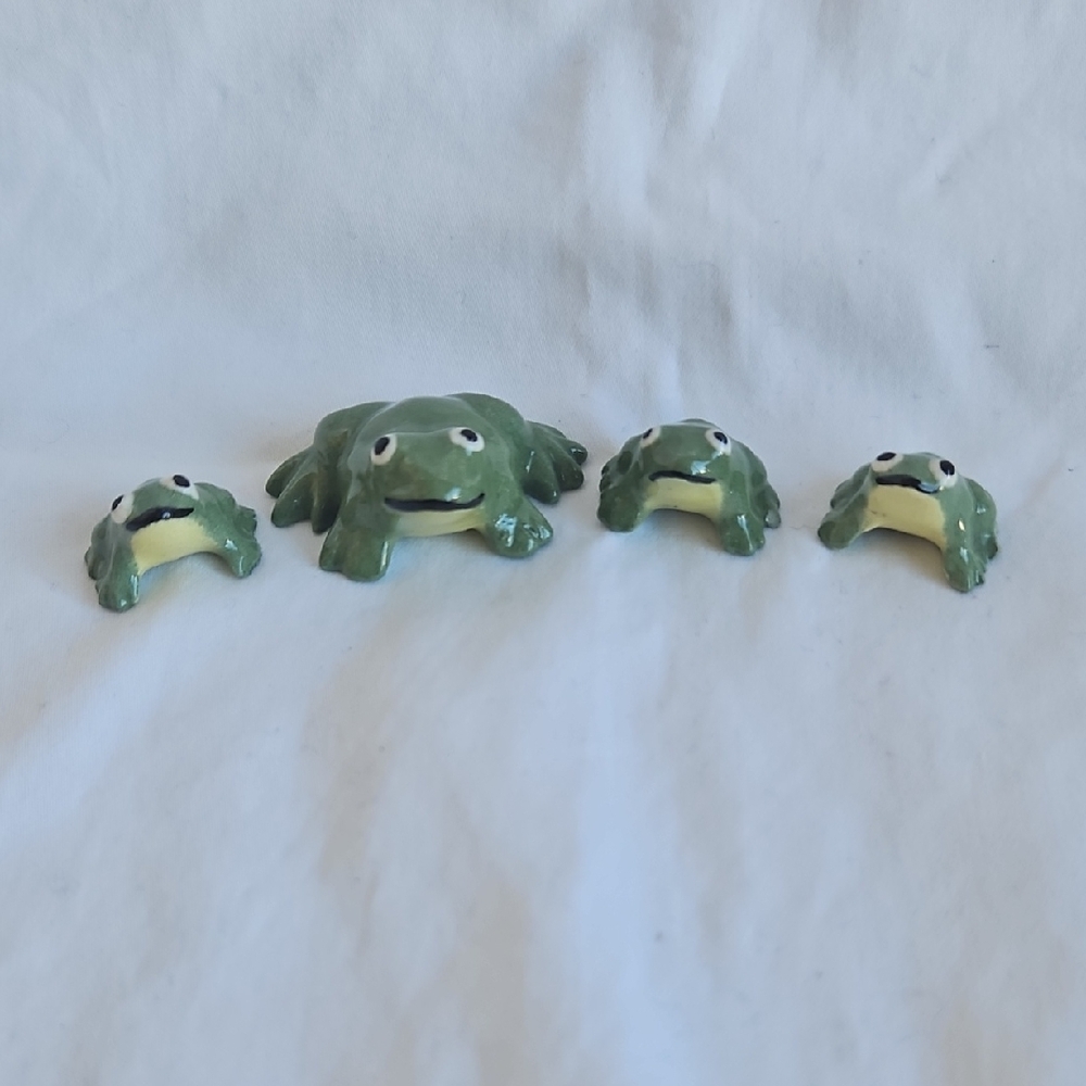Vintage 1949 Miniature Hagen Renaker Yellow Throat Mama And Three Babies.